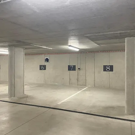 Stylish Apartment With Garden And Garage Parking Apartmán