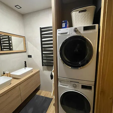 Stylish Apartment With Garden And Garage Parking Apartmán