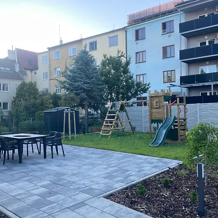 Stylish Apartment With Garden And Garage Parking Apartmán *