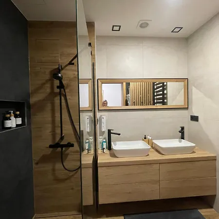 Stylish Apartment With Garden And Garage Parking Apartmán *